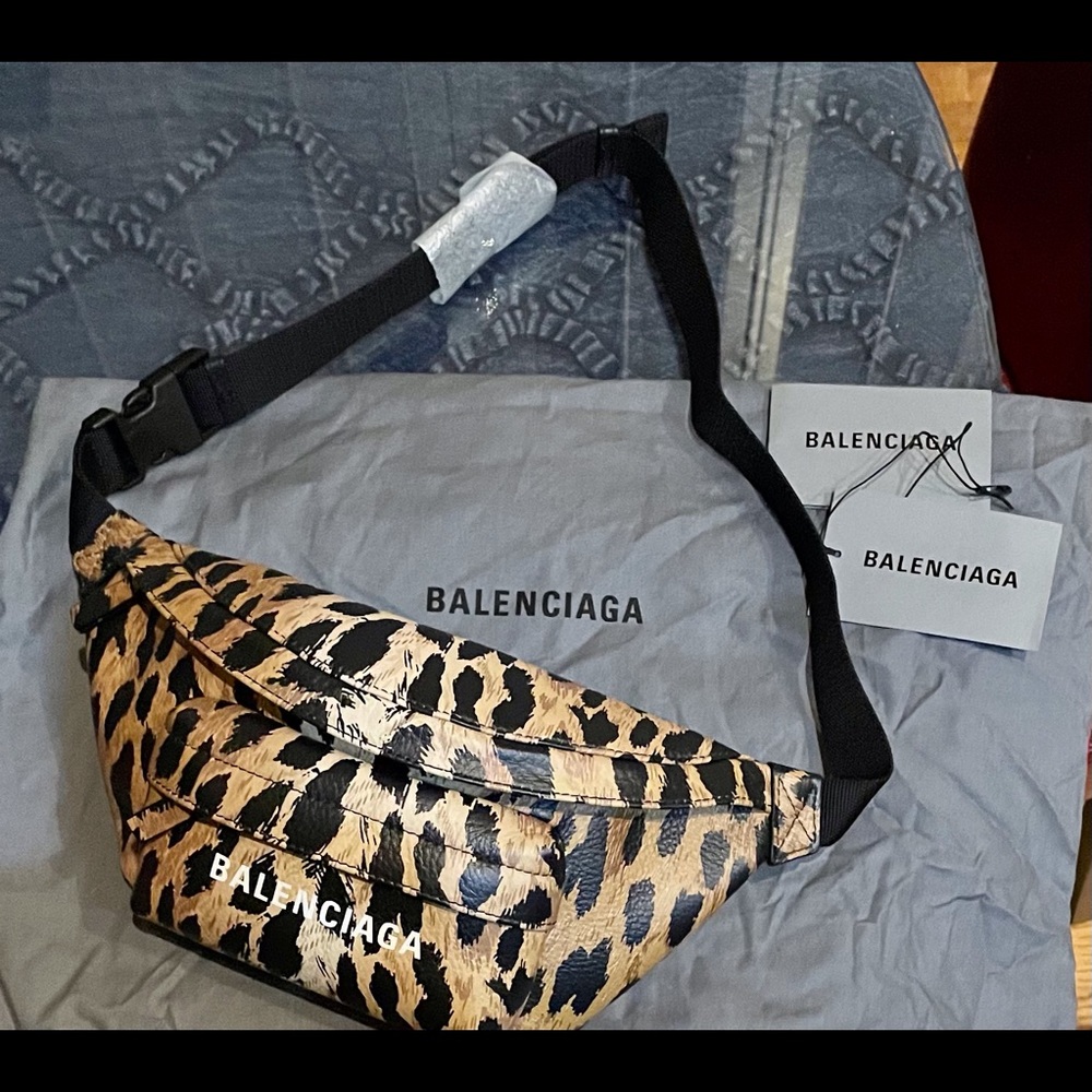Gorgeous and 💯 Authentic NWT Balenciaga leopard print belt-shoulder bag